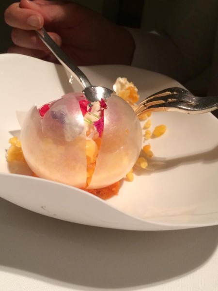 Cromatismo di arancia. Arancia in buccia e cristalli gelati frutta, verdura caramello e petali di fiori