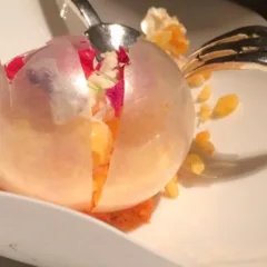 Cromatismo di arancia. Arancia in buccia e cristalli gelati frutta, verdura caramello e petali di fiori