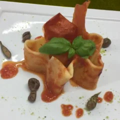 Cucunci olive nere con conserva di pomodoro