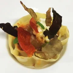 Cuori innamorati con mousse di ricotta e salsa alla norma