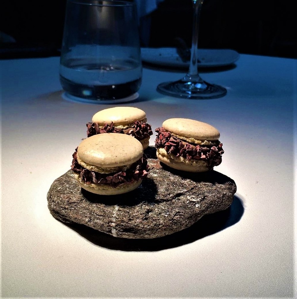 Essenza. Macarons piccione e cacao