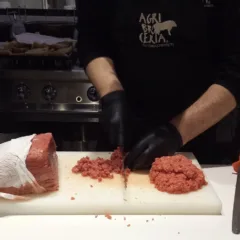 Fattoria Carpineto a Storie di Pane Preparazione della carne per l'hamburger