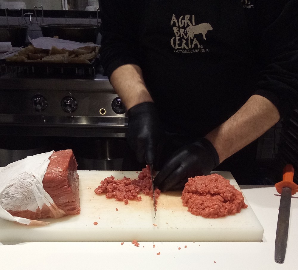 Fattoria Carpineto a Storie di Pane Preparazione della carne per l'hamburger