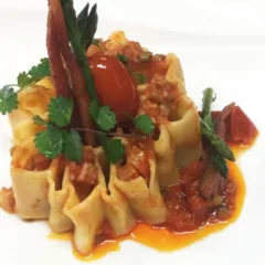 Girasole di pasta con asparagi, guanciale e pomodorini