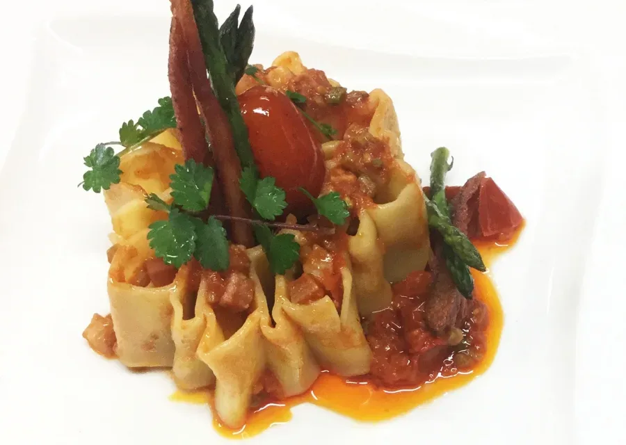 Girasole di pasta con asparagi, guanciale e pomodorini
