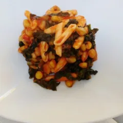 Gnocchetti sardi con cicerchie e cavolo nero