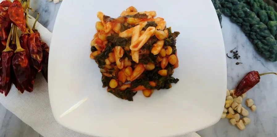 Gnocchetti sardi con cicerchie e cavolo nero