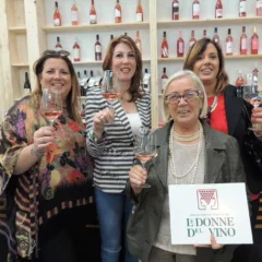 La presidente Cinelli Colombini con le donne del vino Sorrento Rose'