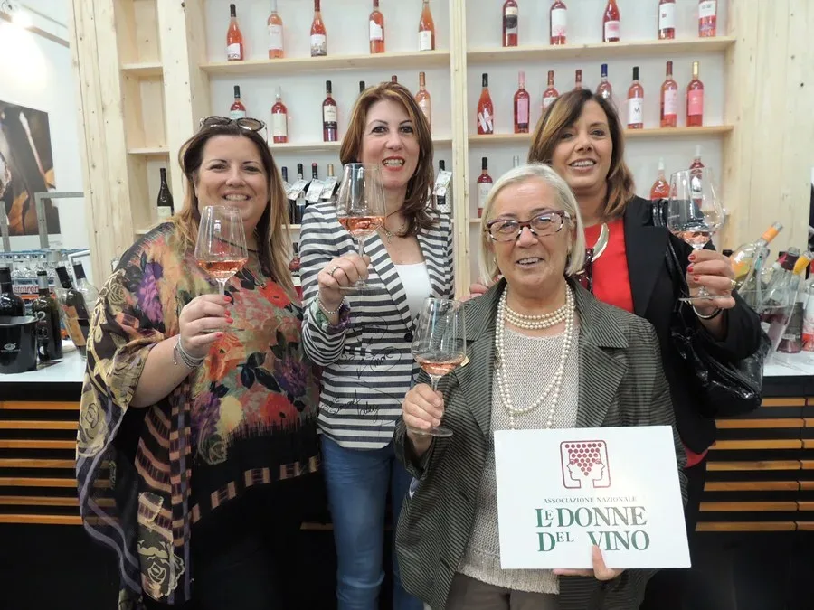 La presidente Cinelli Colombini con le donne del vino Sorrento Rose'