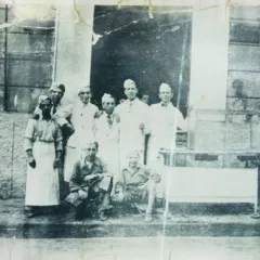 Michele al centro con i figli e il fratello Antonio