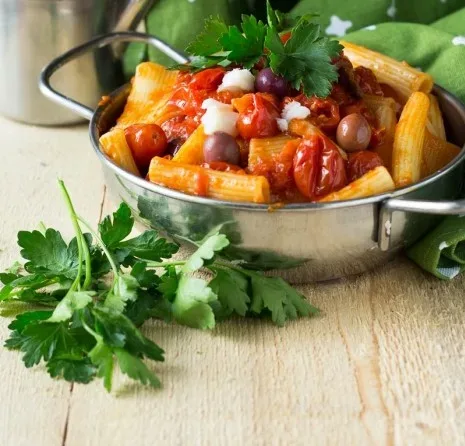 Paccheri rigati di Gragnano alla puttanesca di baccala'