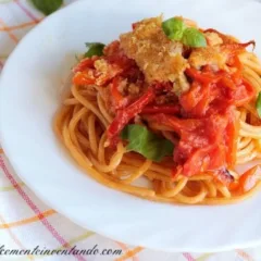 Spaghetti al peperoncino con tortino di peperoni e pomodoro al forno