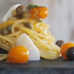 Spaghetti alla chitarra con puttanesca di pomodorini gialli e baccala'