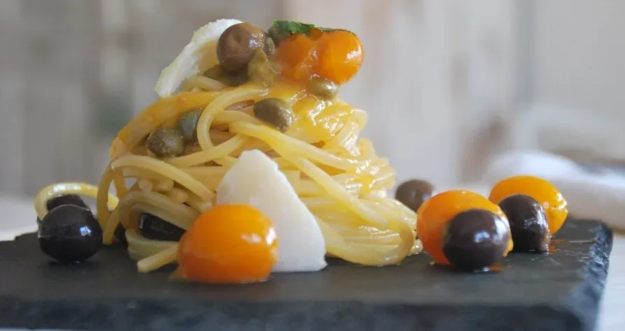 Spaghetti alla chitarra con puttanesca di pomodorini gialli e baccala'