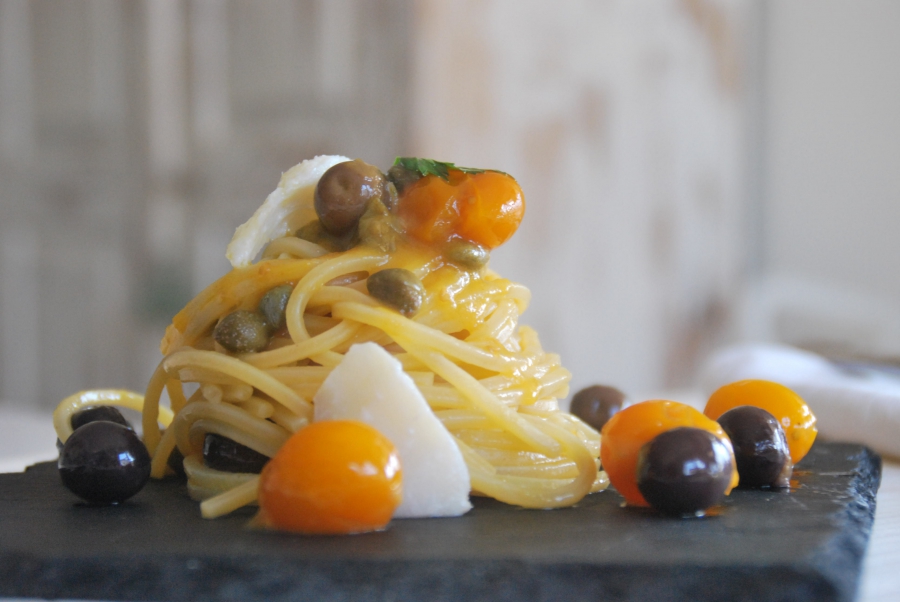 Spaghetti alla chitarra con puttanesca di pomodorini gialli e baccala'