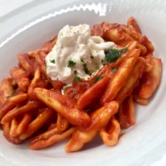 Strozzapreti risottati all'acqua di pomodoro, stracciatella e olio al basilico