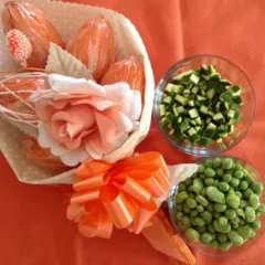 Piselli sgranati, fave sbucciate e zucchine. Le uova pasquali di buon augurio e per un dolce fine pranzo