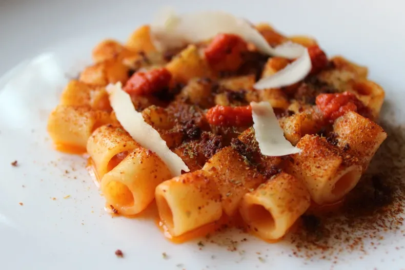 Tubetti, pomodori, capperi e olive