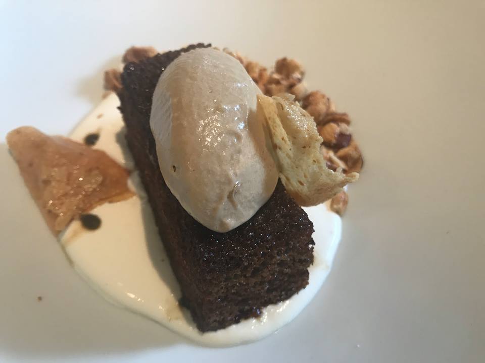 Sud a Quarto, torta al caffè con anice, panna acida, gelato di nocciole e riduzione di carciofi