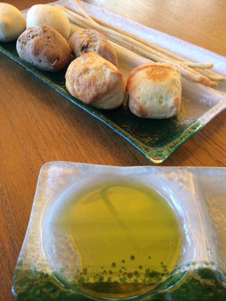 da Tonino, pane, grissini, olio