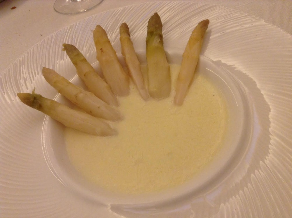 La Piana, Carate, asparagi rosa di Mezzago con fonduta calda di formaggini freschi di Montevecchia