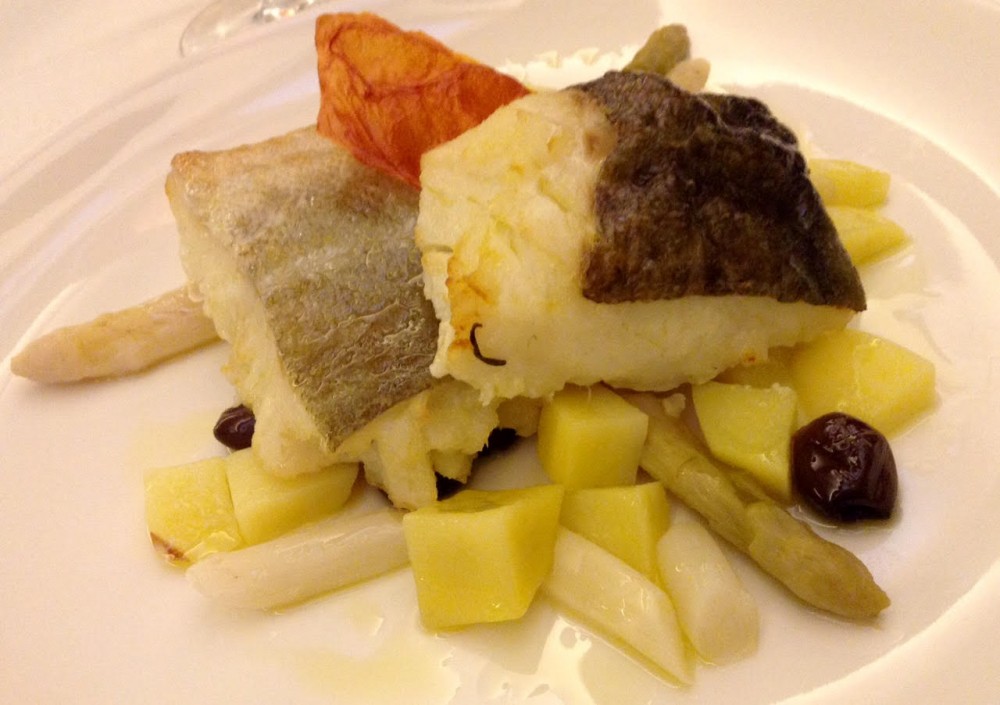 La Piana, Carate, fuori carta, bianco di baccala' rosolato al rosmarino con asparagi rosa di Mezzago, patate e olive taggiasche