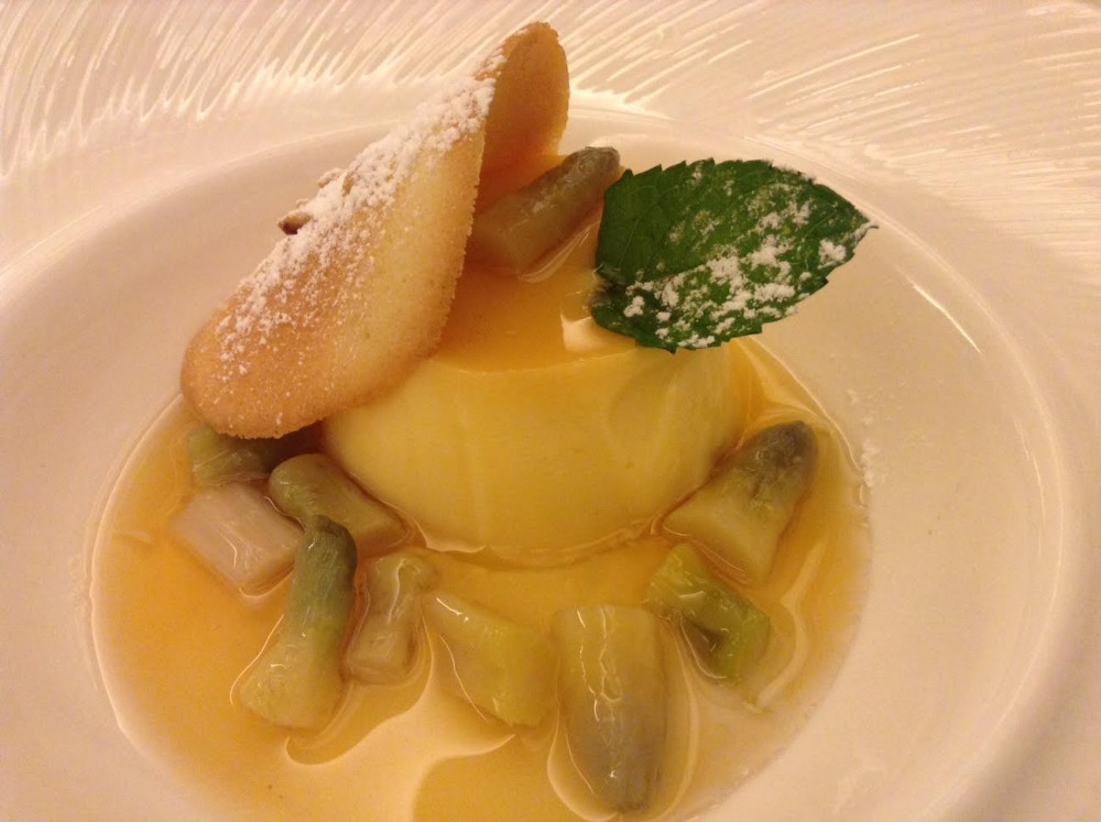 La Piana, Carate, creme caramel con asparagi rosa di Mezzago canditi