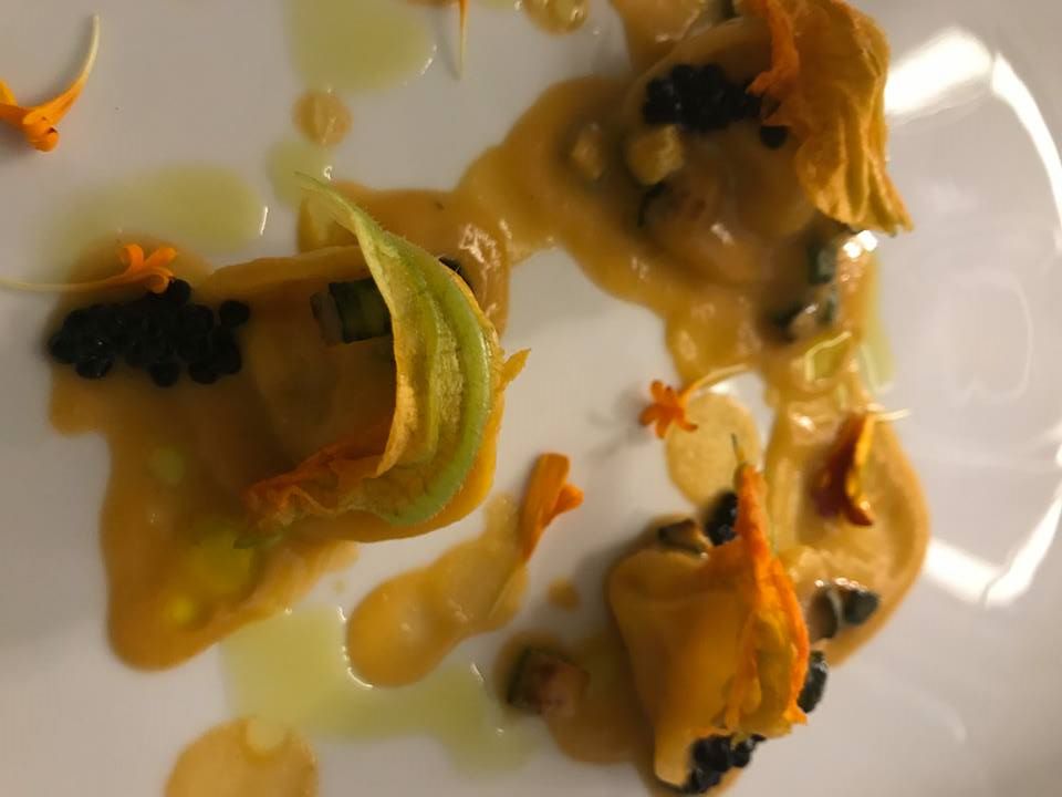 Angelo Sabatelli, quasi fossero dim sum di gamberi zucchine, fiori di caviale