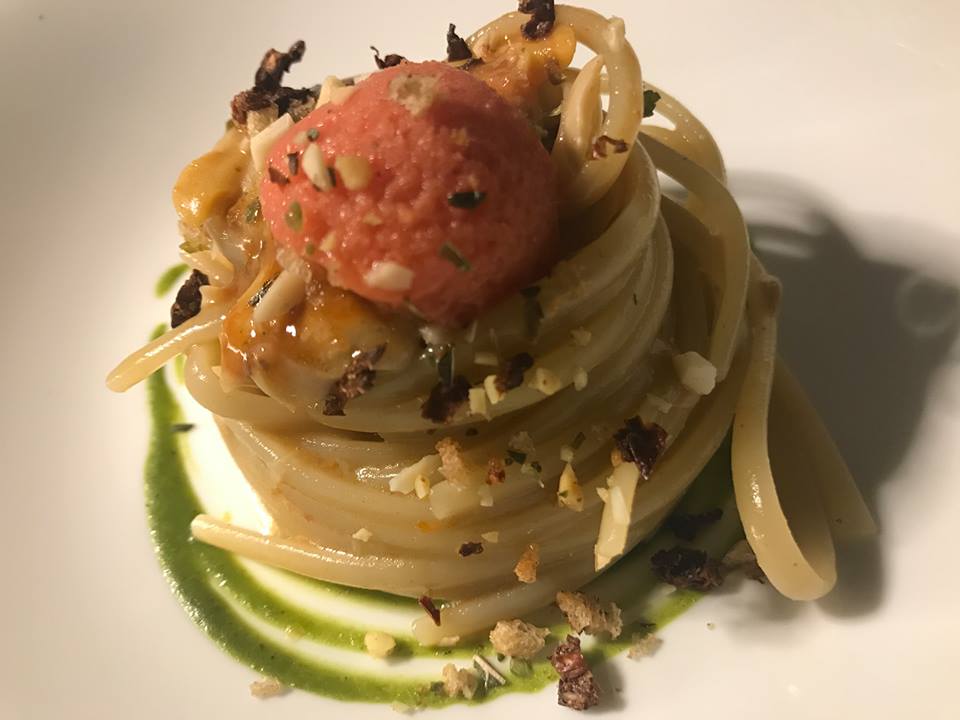 Per me Giulio Terrinoni. Linguine con vongole e ricci, gelato al pomodoro, harissa