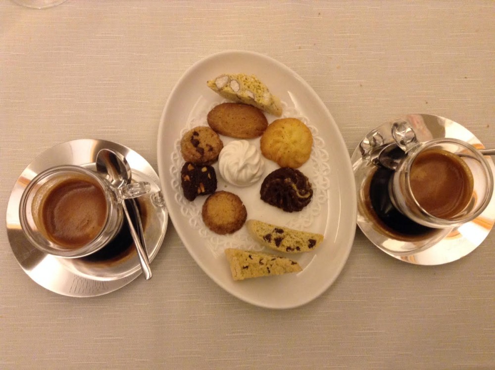 La Piana, Carate, il servizio del caffe' che chiude la mia cena di Sabato venti maggio.