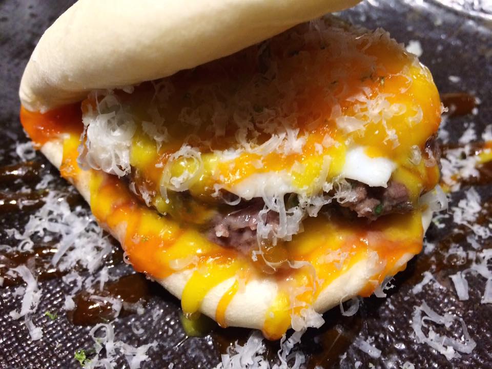 Jap-One. Bao Di Wagyu, Lardo Di Patanegra, Uovo Fondente E Pecorino Sardo