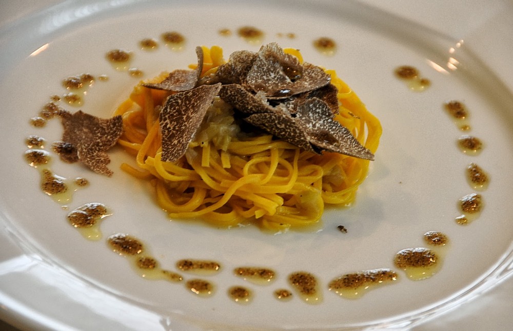Gianni Sarzano, tagliolini 36 tuorli con porri e tartufo, piatto condiviso con gdf autore della foto
