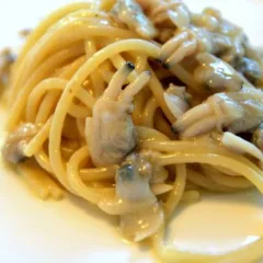 Gli spaghetti in bianco con le vongole veraci in bianco. La ricetta originale