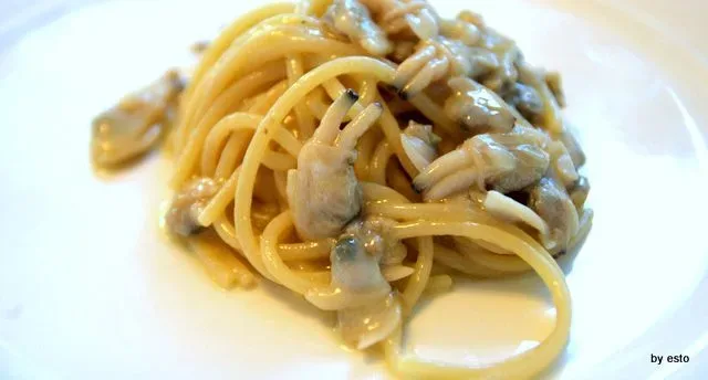 Gli spaghetti in bianco con le vongole veraci in bianco. La ricetta originale