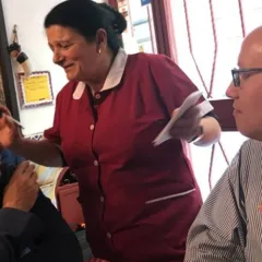 La Mattonella Napoli. Antonietta tra il medico del Napoli Alfonso De Nicola e Francesco De Luca, responsabile Sport de Il Mattino