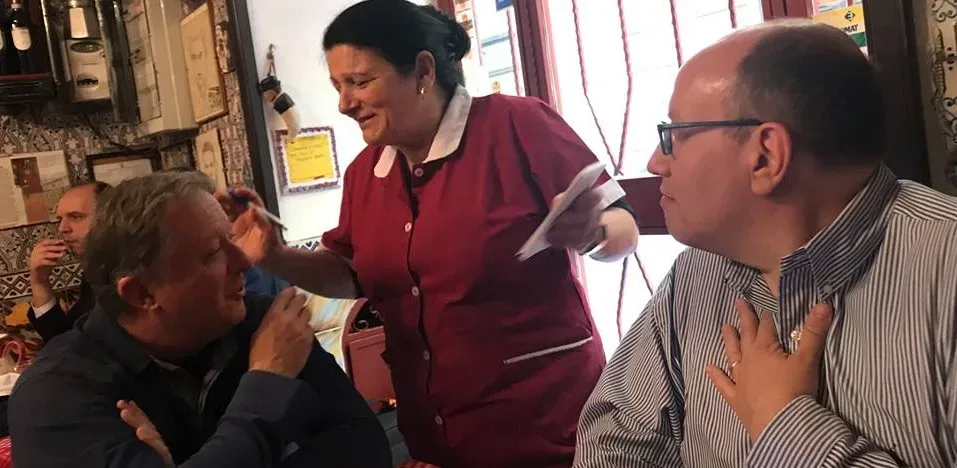 La Mattonella Napoli. Antonietta tra il medico del Napoli Alfonso De Nicola e Francesco De Luca, responsabile Sport de Il Mattino