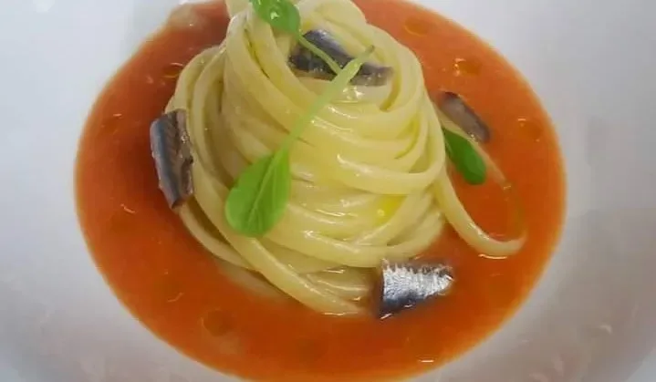 Linguine con alici e acqua di pomdoro