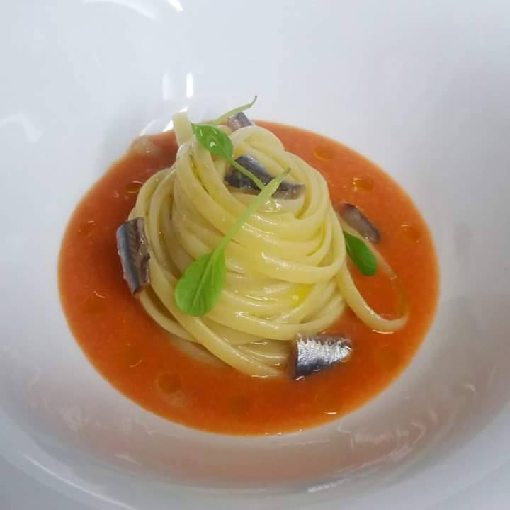 Linguine con alici e acqua di pomdoro