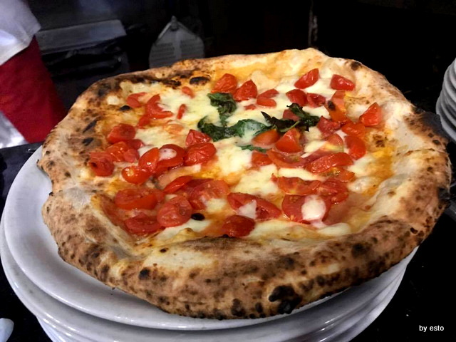 Lucignolo Napoli  pizza Margherita con pomodorini freschi