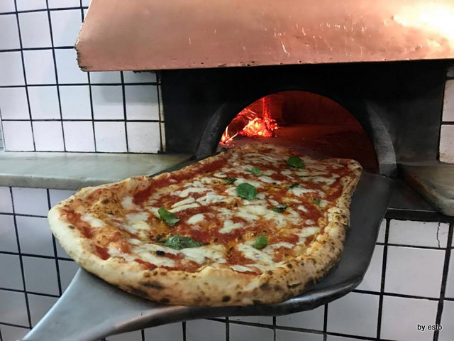 Napul'è  Maurizio Iannicelli pizza in pala da 1 metro