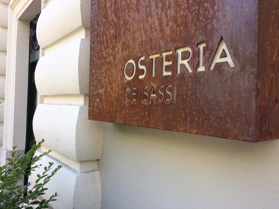 Osteria dei Sassi, insegna