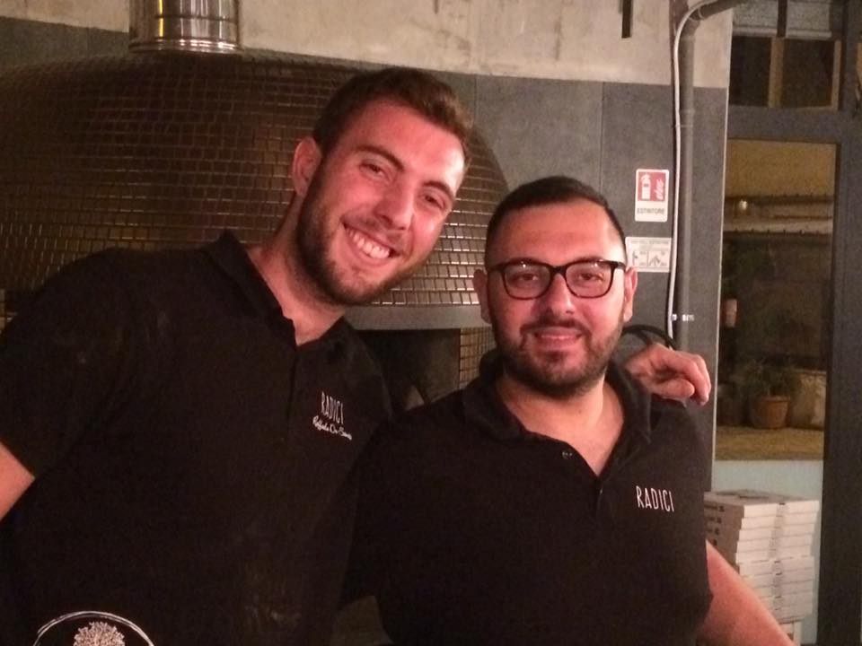 Raffaele De Santis con l'aiuto pizzaiolo