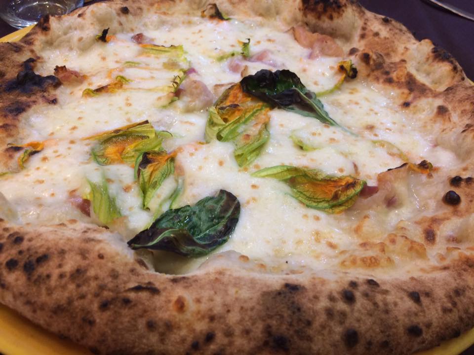 Regina Margherita, fiori e pancetta