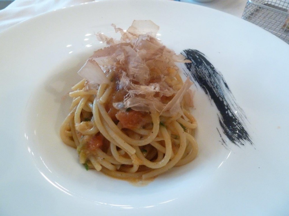 Roberto Pirelli, spaghetti con cipollotto, zenzero e tonno essiccato