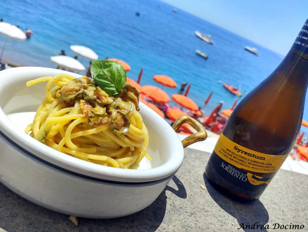 Spaghetti alla Nerano e birra Syrentum del Birrificio Sorrento