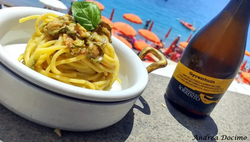 Spaghetti alla Nerano e birra Syrentum del Birrificio Sorrento