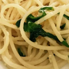 Spaghetti burro, cipollotto e basilico