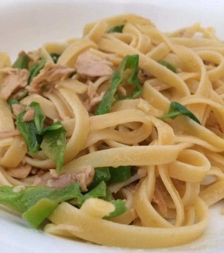 Trenette con tonno, peperoncini verdi e limone