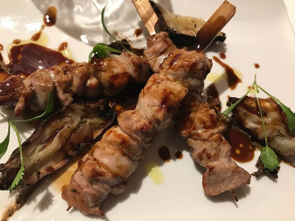 Le Giare, arrosticini di agnello murgiano, topinabur, melanzana bruciata, caviale di muschio irlandese