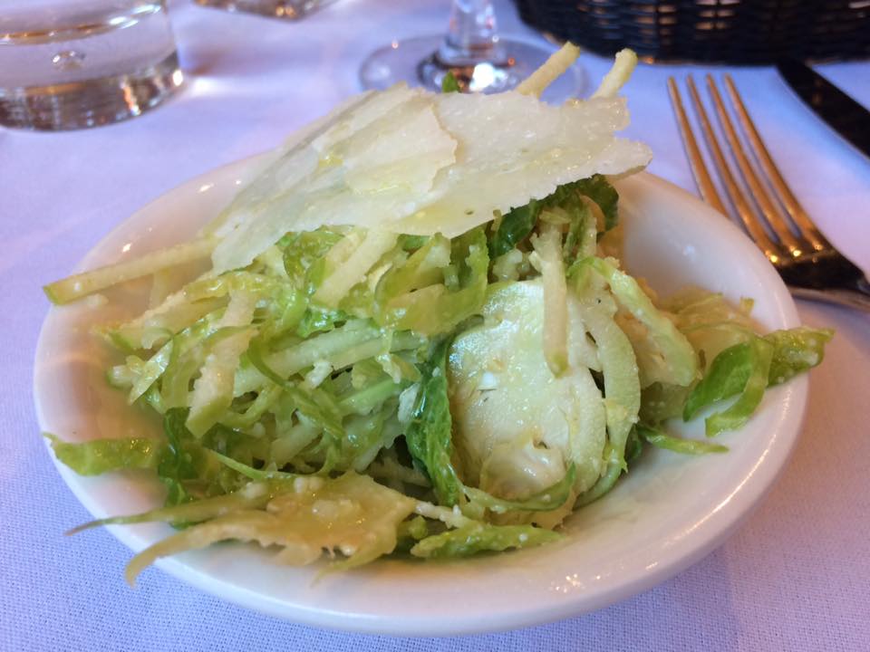 Paola's, insalata di benvenuto - cavoletti di Bruxelles, mela verde, parmigiano